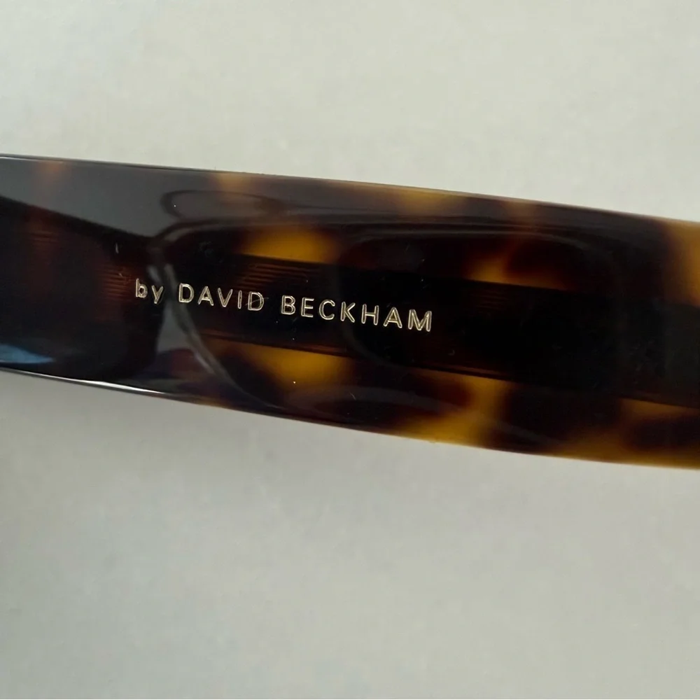 David Beckham hinges rhombus frame